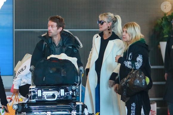 Grégory Boudou, le frère de Laeticia, Laeticia Hallyday, Françoise Thibault, la mère de Laeticia Hallyday - Laeticia Hallyday arrive en famille avec ses filles et sa mère à l'aéroport Roissy CDG le 19 novembre 2019. © Agence / Bestimage
