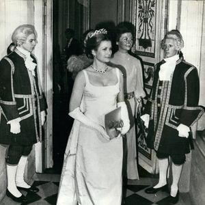 Elle a remis en lumière une somptueuse robe Givenchy autrefois portée par Grace Kelly.

La Princesse Grace Kelly à Versailles, le 3 Décembre 1973. 

© Keystone Press Agency/ZUMA Press Wire