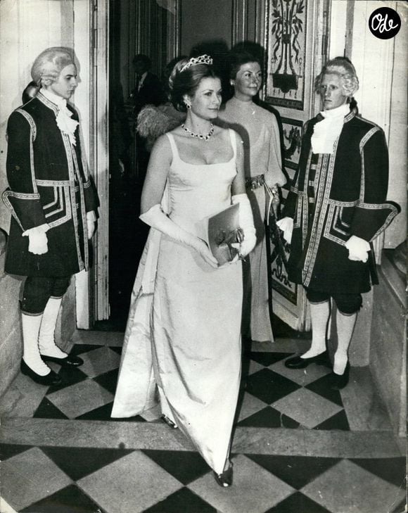 Elle a remis en lumière une somptueuse robe Givenchy autrefois portée par Grace Kelly.

La Princesse Grace Kelly à Versailles, le 3 Décembre 1973. 

© Keystone Press Agency/ZUMA Press Wire
