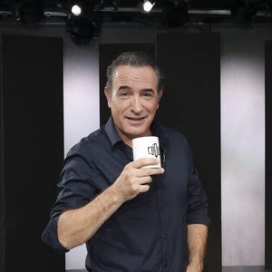 Jean Dujardin, sur le plateau de Clique présenté par M.Achour, et diffusé sur Canal + le 27 octobre 2025, à Paris, France, le 21 octobre 2025. © Jack Tribeca/Bestimage