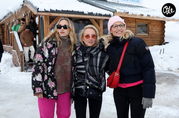 Chloé Jouannet, Audrey Lamy, Alexandra Lamy - Les célébrités prennent le volant sur le circuit sur glace Skoda dans le cadre du 27e Festival international du film de comédie de l'Alpe d'Huez, le 19 janvier 2023. 
© Dominique Jacovides / Bestimage