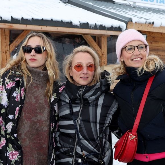 Chloé Jouannet, Audrey Lamy, Alexandra Lamy - Les célébrités prennent le volant sur le circuit sur glace Skoda dans le cadre du 27e Festival international du film de comédie de l'Alpe d'Huez, le 19 janvier 2023. 
© Dominique Jacovides / Bestimage