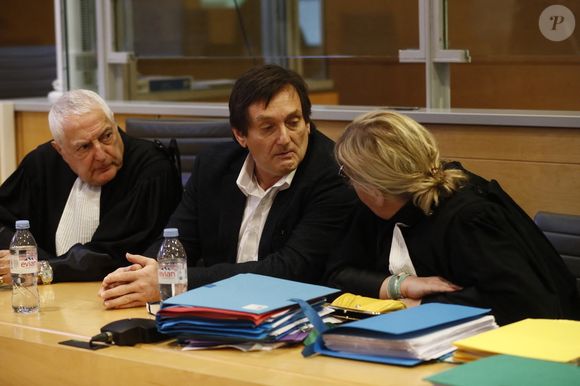 Pierre Palmade au tribunal de Melun avec ses avocats Me Alain Barsikian et Me Céline Lasek  pour son procès pour blessures involontaires à la suite d'un accident de la route en février 2023 dans lequel sa voiture a percuté un autre véhicule à Melun. Le 20 novembre 2024. © Christophe Clovis / Bestimage