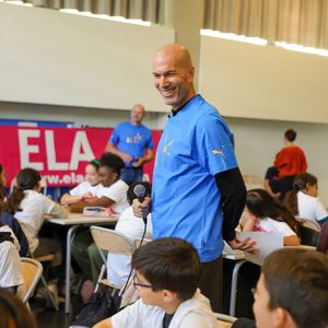 L’ancien footballeur a partagé de jolis moments de complicité en famille sur son compte Instagram.

Zinédine Zidane a lu la célèbre dictée de l’ELA devant une cinquantaine d’élèves de 5e du collège Suzanne Lacore, dans le 19e arrondissement de Paris, en France, le 14 octobre 2025, en présence de Guy Alba, fondateur de l’Association européenne contre les leucodystrophies (ELA). Zinédine Zidane en est le parrain emblématique depuis 25 ans. © André Dobosz/ELA via Bestimage