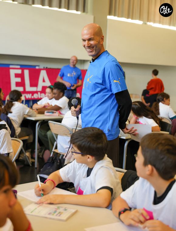 L’ancien footballeur a partagé de jolis moments de complicité en famille sur son compte Instagram.

Zinédine Zidane a lu la célèbre dictée de l’ELA devant une cinquantaine d’élèves de 5e du collège Suzanne Lacore, dans le 19e arrondissement de Paris, en France, le 14 octobre 2025, en présence de Guy Alba, fondateur de l’Association européenne contre les leucodystrophies (ELA). Zinédine Zidane en est le parrain emblématique depuis 25 ans. © André Dobosz/ELA via Bestimage