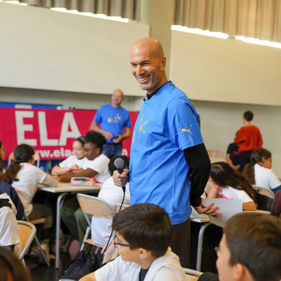 L’ancien footballeur a partagé de jolis moments de complicité en famille sur son compte Instagram.

Zinédine Zidane a lu la célèbre dictée de l’ELA devant une cinquantaine d’élèves de 5e du collège Suzanne Lacore, dans le 19e arrondissement de Paris, en France, le 14 octobre 2025, en présence de Guy Alba, fondateur de l’Association européenne contre les leucodystrophies (ELA). Zinédine Zidane en est le parrain emblématique depuis 25 ans. © André Dobosz/ELA via Bestimage