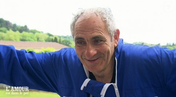 "Ça me chamboule en ce moment. Je suis sur un petit nuage, ça fait longtemps que ça ne s'est pas produit", a-t-il reconnu à Télé Loisirs

Thierry partage un premier bisou avec sa prétendante Sylviane dans "L'amour est dans le pré" - M6