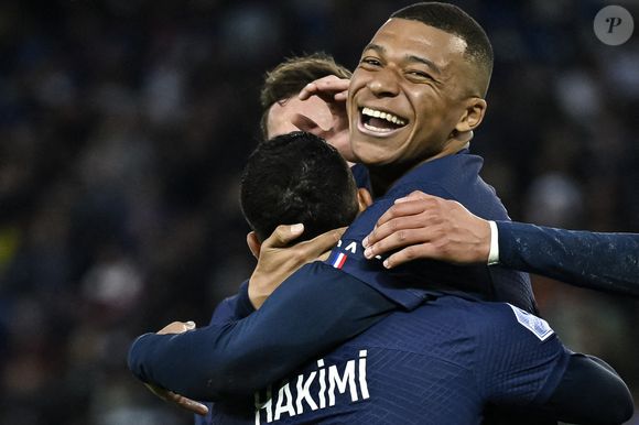 La photo d'archive datée du 13 mai 2023 montre Kylian Mbappe et Achraf Hakimi lors du match de football de Ligue 1 entre l'AC Ajaccio (ACA) et le Paris Saint Germain (PSG) au stade du Parc des Princes à Paris, en France. Photo by Victor Joly/ABACAPRESS.COM