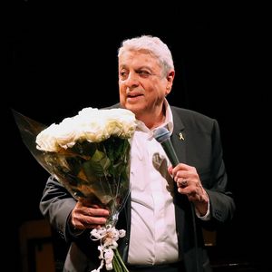 Exclusif - Enrico Macias reçoit un bouquet de roses blanches avec la salle qui lui chante « Happy Birthday » - 86ème anniversaire de Enrico Macias avec son public au Théâtre Dejazet à Paris. Le 11 décembre 2024
© Bertrand Rindoff / Bestimage