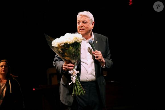 Exclusif - Enrico Macias reçoit un bouquet de roses blanches avec la salle qui lui chante « Happy Birthday » - 86ème anniversaire de Enrico Macias avec son public au Théâtre Dejazet à Paris. Le 11 décembre 2024
© Bertrand Rindoff / Bestimage
