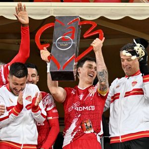 Les Barbagiuans et leur capitaine Louis Ducruet célèbrent leur victoire durant la sixième édition de la Fight Aids Cup, un match de football caritatif au stade Louis II à Monaco, le 25 janvier 2026© Bruno Bebert / Bestimage