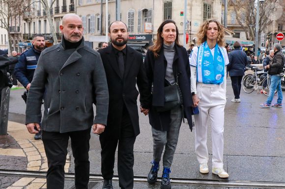 Sa compagne Clara Paban et ses 3 enfants étaient présents

Stéphane Courbis (fils de R.Courbis), Amine (fils adoptif de R.Courbis), Clara Paban (femme de R.Courbis) et Olivia Courbis (fille de R.Courbis) - Obsèques de Rolland Courbis en l'église des Réformés à Marseille, France le 17 janvier 2026 © Franz Chavaroche/Bestimage