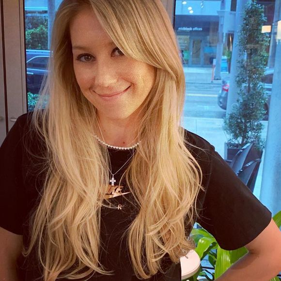 Ces précautions sont d'autant plus compréhensibles après un incident de 2005, où Anna Kournikova a dû faire face à un harceleur...

Instagram @annakournikova