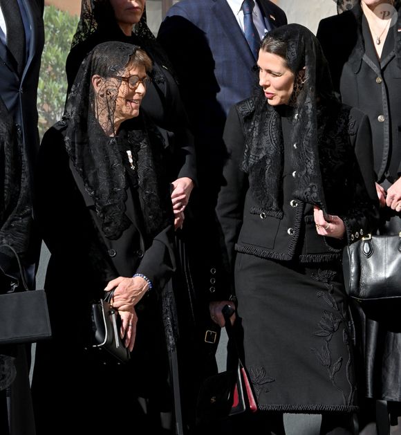 Stéphanie de Monaco affichait un long manteau et Charlotte Casiraghi un ensemble brodé

La princesse Stéphanie de Monaco, Charlotte Casiraghi - Cérémonie de bienvenue pour le Pape Leon XIV au Palais Princier de Monaco suivie de la visite de courtoisie - Visite historique du pape Léon XIV à Monaco le 28 mars 2026. © Bruno Bebert - Dominique Jacovides / Bestimage