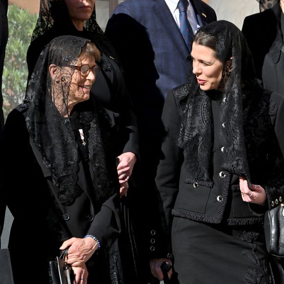 Stéphanie de Monaco affichait un long manteau et Charlotte Casiraghi un ensemble brodé

La princesse Stéphanie de Monaco, Charlotte Casiraghi - Cérémonie de bienvenue pour le Pape Leon XIV au Palais Princier de Monaco suivie de la visite de courtoisie - Visite historique du pape Léon XIV à Monaco le 28 mars 2026. © Bruno Bebert - Dominique Jacovides / Bestimage