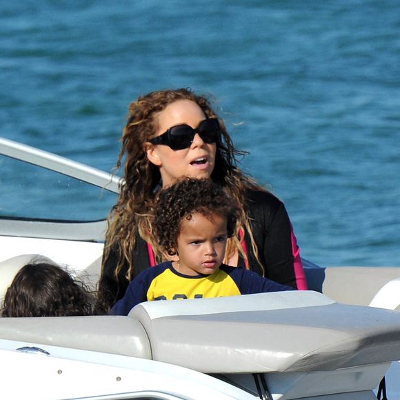 Mariah Carey est mère célibataire depuis 2014, année de son divorce avec Nick Cannon.

Please hide the children’s faces prior to the publication - Mariah Carey is seen at the beach with her twins Moroccan and Monroe on June 22, 2015 in Sardinia, Italy. Photo by Olycom/ABACAPRESS.COM