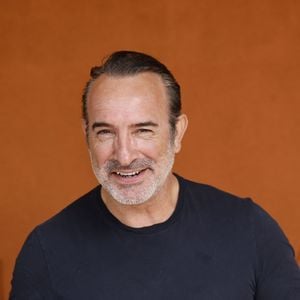 Les deux rappeurs ont révélé que l’acteur possédait de véritables qualités musicales, notamment une bonne voix et un excellent sens du rythme.

Jean Dujardin lors des Internationaux de France de Tennis de Roland Garros 2026, à Paris, France, le 7 juin 2026. © Jacovides-Moreau/Bestimage