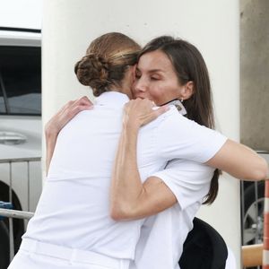 Au terminal Fuerte Amador de Panama City, la reine Letizia n’était pas là en tant que souveraine, mais bien comme une mère impatiente...

La reine Letizia et la princesse Leonor d'Espagne se sont retrouvées après 4 mois lors de l'escale du navire-école Juan Sebastián de Elcano à Panama City.
Bestimage