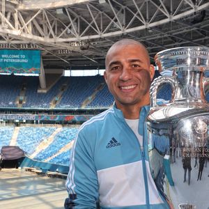 David Trezeguet est de passage à Saint Petersbourg avec le trophée de l'Euro 2020, le 22 mai 2021. Reportée d'un an en raison de l'épidémie de coronavirus (Covid-19), la compétition aura lieu du 11 juin au 11 juillet 2021. © Imago / Panoramic / Bestimage