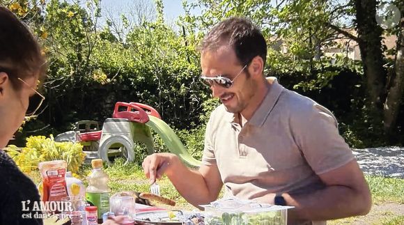 Au lendemain de l'arrivée de ses prétendantes, l'agriculteur va déjà en perdre une.

Julien (L'amour est dans le pré) avec ses prétendantes Coralie et Louise.