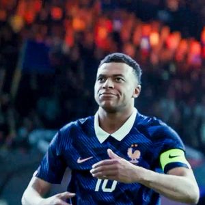 Son association Inspired by KM s’associe au groupe Accor pour aider les jeunes éloignés de l’emploi.

La marque de vêtements de sport Nike a dévoilé sa publicité pour la Coupe du monde de la FIFA, mettant en scène les plus grandes stars du football d’hier et d’aujourd’hui, ainsi que des célébrités issues d’autres domaines. Parmi les stars du ballon rond figurent Cristiano Ronaldo, Kylian Mbappé, Vinicius Jr et Erling Haaland.
© Nike via Bestimage