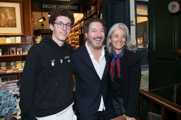Un récit que l'acteur, héros d'"Astérix et Obélix : Au service de sa Majesté", peut transmettre à sa descendance

Guillaume Gallienne avec sa femme Amandine et leur fils Tado - Guillaume Gallienne dédicace son livre "Le buveur de brume" à la Galerie Galignani à Paris, France, le 13 Mai 2025. © Bertrand Rindoff / Bestimage
