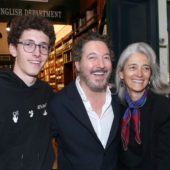 Un récit que l'acteur, héros d'"Astérix et Obélix : Au service de sa Majesté", peut transmettre à sa descendance

Guillaume Gallienne avec sa femme Amandine et leur fils Tado - Guillaume Gallienne dédicace son livre "Le buveur de brume" à la Galerie Galignani à Paris, France, le 13 Mai 2025. © Bertrand Rindoff / Bestimage