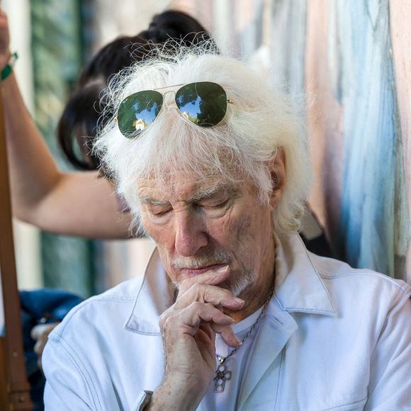 Le chanteur a expliqué qu’il regrettait cette absence, lui qui admirait profondément l’icône.

3ème édition d'écrivains à Gonzague Saint Bris, Hugues Aufray assistant à l'événement annuel de dédicace 'Foret Des Livres' à Chanceaux-Pres-Loches, près de Tours, France, le 28 août 2022. Photo par Pascal Avenet/ABACAPRESS.COM
