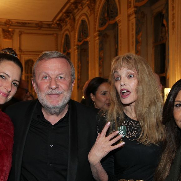 Arielle Dombasle, guest - Arielle Dombasle est élevée au rang d'Officière de l'ordre des Arts et Lettres au Ministère de la Culture à Paris le 08 Décembre 2025.

© Philippe Baldini / Bestimage