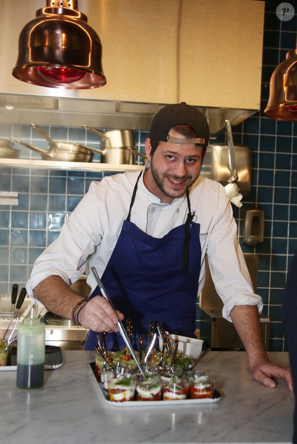 Alessandro a perfectionné son art, notamment auprès de Hélène Darroze à Londres, avant de revenir à Paris.

Exclusif - Alessandro Belmondo - Alessandro Belmondo, le fils de P. et L. Belmondo est chef cuisinier dans le nouveau restaurant "Il Cara Rosso" dont c'est l'inauguration ce jour, à Saint-Cloud le 31 janvier 2018. © Denis Guignebourg/Bestimage