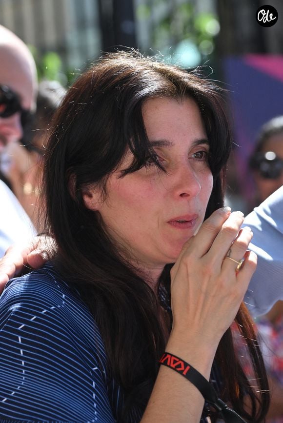 Gaëlle Constantini, la compagne du défunt - Sortie des  obsèques de Vincent Belorgey alias "Kavinsky" en l'église Saint-Pierre-de-Montmartre le 12 août 2026.
© Christian Liewig / Bestimage