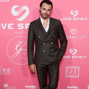 Une raison qu'il ne comprend pas
Anthony Colette - Soirée de Gala "Global Gift" à la plage la Môme lors du 77ème Festival International du Film de Cannes le 19 mai 2024. © Christophe Clovis / Bestimage