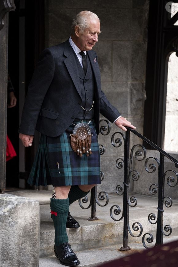 Le roi Charles III quitte les lieux après avoir assisté à un service religieux dominical à Crathie Kirk, près de Balmoral. © PA Photos/ABACA