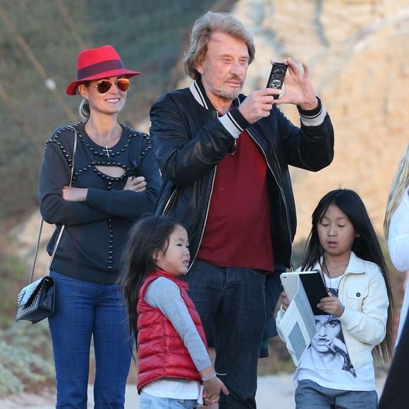 Johnny Hallyday, sa femme Laeticia et leurs filles Jade et Joy jouent les paparazzis pour un mariage - Johnny Hallyday en famille sur la plage a Malibu, le 9 novembre 2013. © FAMEFLYNET / BESTIMAGE