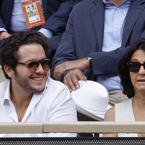 Florence Foresti et son compagnon Alexandre Kominek - People dans les tribunes lors des Internationaux de France de Tennis de Roland Garros 2022 à Paris le 29 mai 2022. © Cyril Moreau/Bestimage