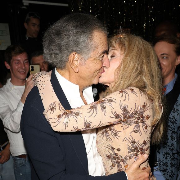 Mariés depuis plus de trente ans, les deux amants continuent de vivre leur passion au quotidien.

Exclusif - Bernard-Henri Levy avec sa femme Arielle Dombasle - Arielle Dombasle en showcase pour la promotion du lancement de l'album "Iconics" au Bœuf sur le Toit à Paris le 15 mai 2024. 

© Coadic Guirec/Bestimage