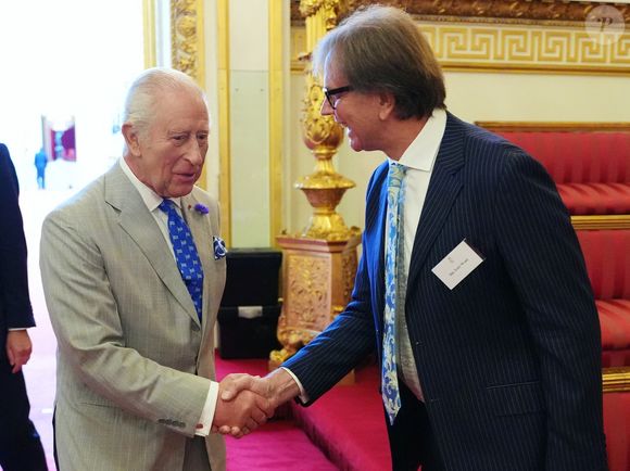 Encore moins à la sienne 

Le roi Charles III d'Angleterre et Camilla Parker Bowles, reine consort d'Angleterre, donnent une réception au palais de Buckingham à Londres, célébrant 40 ans d'artistes accompagnant les visites officielles à l'étranger, le 9 juillet 2025. ALPHA AGENCY / BESTIMAGE