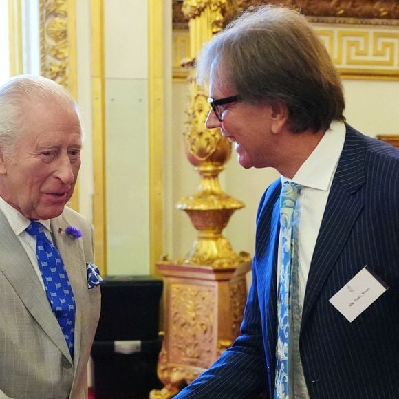 Encore moins à la sienne 

Le roi Charles III d'Angleterre et Camilla Parker Bowles, reine consort d'Angleterre, donnent une réception au palais de Buckingham à Londres, célébrant 40 ans d'artistes accompagnant les visites officielles à l'étranger, le 9 juillet 2025. ALPHA AGENCY / BESTIMAGE