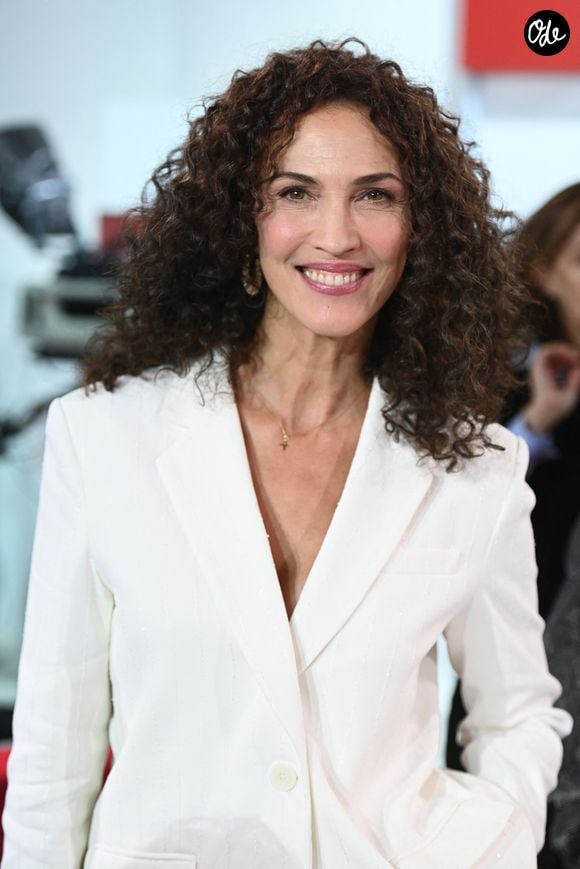 Après une ostéodensitométrie osseuse, elle a appris qu’elle souffrait d’ostéopénie sévère.

 Linda Hardy - Enregistrement de l'émission Vivement dimanche au studio Rive gauche , presentée par Michel Drucker . Diffusion sur France 3 le 30 novembre 2025. © Guillaume Gaffiot / Bestimage