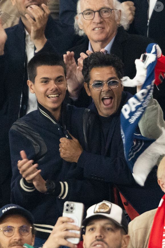 Jamel Debbouze et son fils Léon Debbouze - Célébrités dans les tribunes lors du match retour de la Ligue Des Champions 2024-2025 (LDC) "PSG - Arsenal" (2-1) au Parc des Princes à Paris le 7 mai 2025. © Cyril Moreau/Bestimage