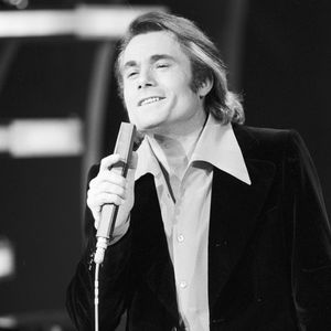Archives - En France, à Paris, le chanteur Alain Barrière sur le plateau de l'émission French Cancan le 4 octobre 1974. 

© Michel Croizard via Bestimage