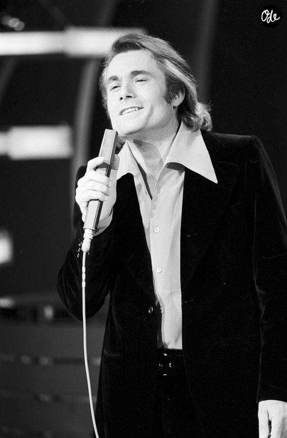 Archives - En France, à Paris, le chanteur Alain Barrière sur le plateau de l'émission French Cancan le 4 octobre 1974. 

© Michel Croizard via Bestimage