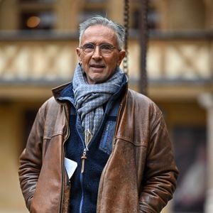 Thierry Lhermitte lors de la 163e vente aux enchères des vins des Hospices de Beaune à Beaune, France, le 19 novembre 2023. Photo par Julien Reynaud/APS-Medias/ABACAPRESS.COM