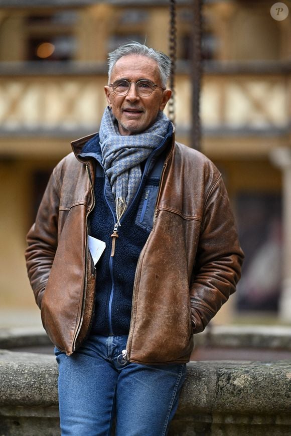 Thierry Lhermitte lors de la 163e vente aux enchères des vins des Hospices de Beaune à Beaune, France, le 19 novembre 2023. Photo par Julien Reynaud/APS-Medias/ABACAPRESS.COM