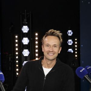 "J'ai décidé d'arrêter la présentation de 'Duels en familles' pour retrouver du temps cette année. Fort Boyard est arrivé comme un nouveau défi."

Exclusif - Cyril Féraud, lors de la 500 ème de Culture et Média sur Europe 1 en présence de nombreux invités, à Paris, France, le 23 janvier 2026. © Jack Tribeca/Bestimage