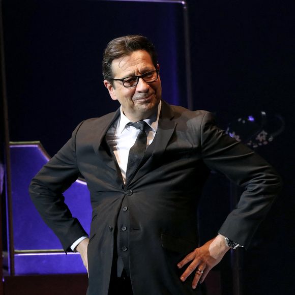 Dans son seul-en-scène "Laurent Gerra se met à table" l'humoriste jeune papa use de ses imitations et son humour mordant pour revisiter l'actualité. 
Laurent Gerra sur scène au Casino de Paris en décembre 2024.