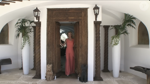 La famille Bourbon des Deux-Siciles possède une maison en Sardaigne.  Capture d'écran Youtube