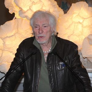 Hugues Aufray - Hugues Aufray reçoit la médaille Grand Vermeil de la ville des mains d'Anne Hidalgo, à l'hôtel de ville de Paris le 18 décembre 2025. © Philippe Baldini/Bestimage