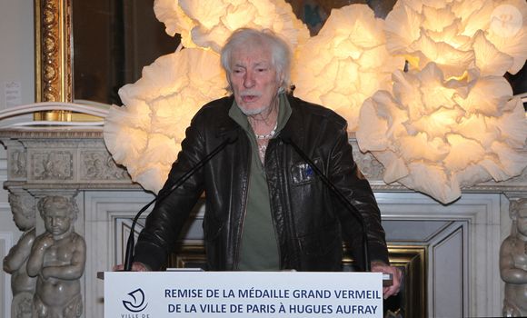 Hugues Aufray - Hugues Aufray reçoit la médaille Grand Vermeil de la ville des mains d'Anne Hidalgo, à l'hôtel de ville de Paris le 18 décembre 2025. © Philippe Baldini/Bestimage