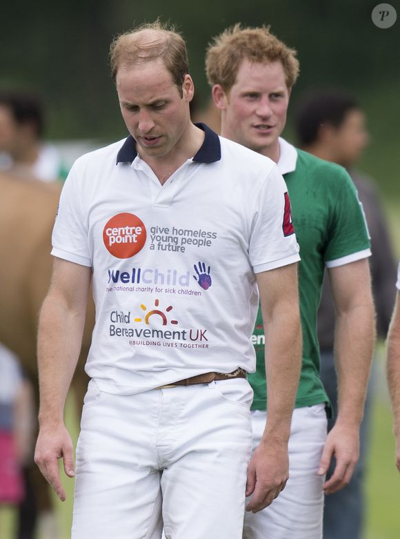 En revanche, le prince William refuse toute réconciliation avec son cadet, estimant que la confiance a été rompue. 

Le prince William et le prince Harry - Catherine Kate Middleton, la duchesse de Cambridge et son fils George encouragent le prince William et le prince Harry lors du match d'un polo à Windsor, le 15 juin 2014. AGENCE / BESTIMAGE